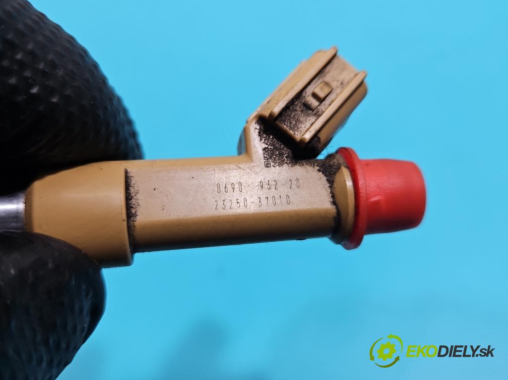 Toyota Avensis III T27 2009-2018 2.0 16v 152KM manual 112 kW 1987 cm3 5- vstrek 23250-37010 (Vstrekovač paliva)