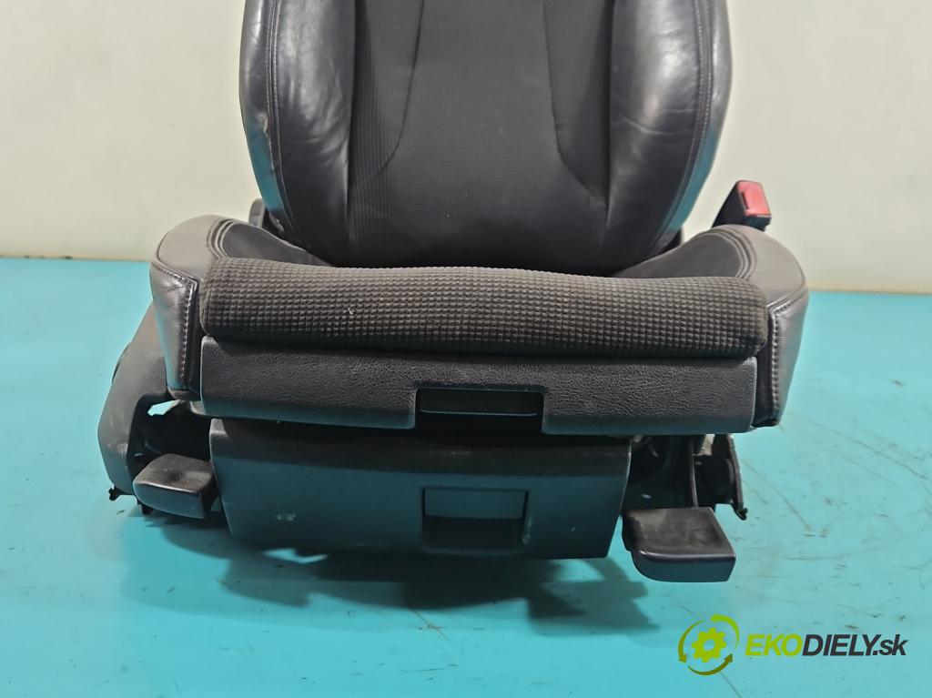 Audi A5 8T 2007-2016 3.0 tdi V6 239KM manual 176 kW 2967 cm3 2- Sedačka pravý  (Sedadlo)