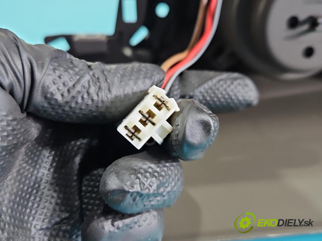 Audi Q5 2008-2016 2.0 tdi 170 HP manual 125 kW 1968 cm3 5- operadlo 8R0864981 (Lakťová opierka)