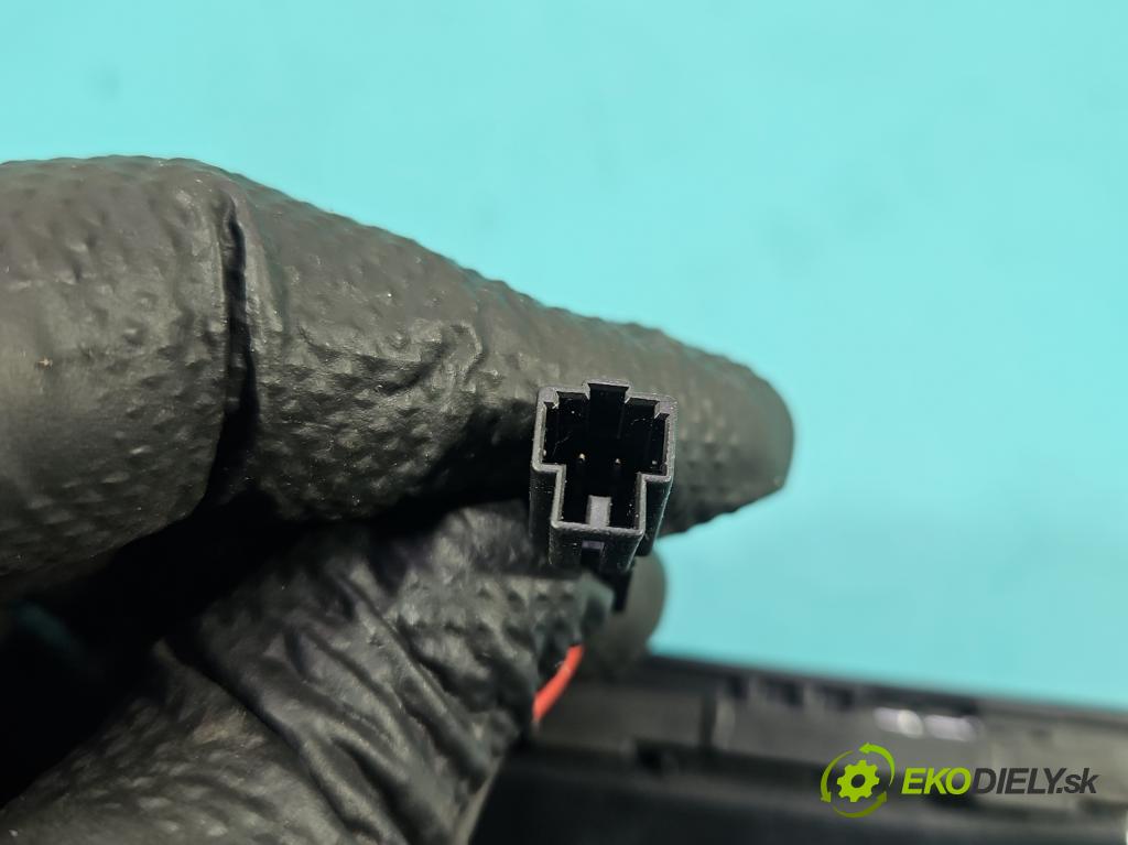 Audi Q5 2008-2016 2.0 tdi 170 HP manual 125 kW 1968 cm3 5- Mřížka: kúrenia stredová 8R1820951G (Mriežka kúrenia (fukár))