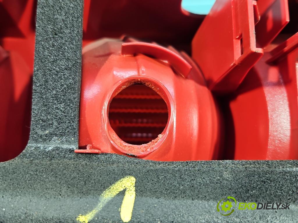 Toyota Avensis I T22 1997-2003 1.6 vvti 110 HP manual 81 kW 1598 cm3 4- svetlo / reflektor zadné ľavé  (Kľučka dverí ostatné)