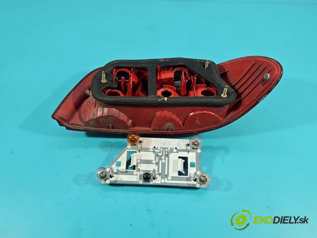 Toyota Avensis I T22 1997-2003 1.6 vvti 110 HP manual 81 kW 1598 cm3 4- svetlo / reflektor zadné ľavé  (Kľučka dverí ostatné)