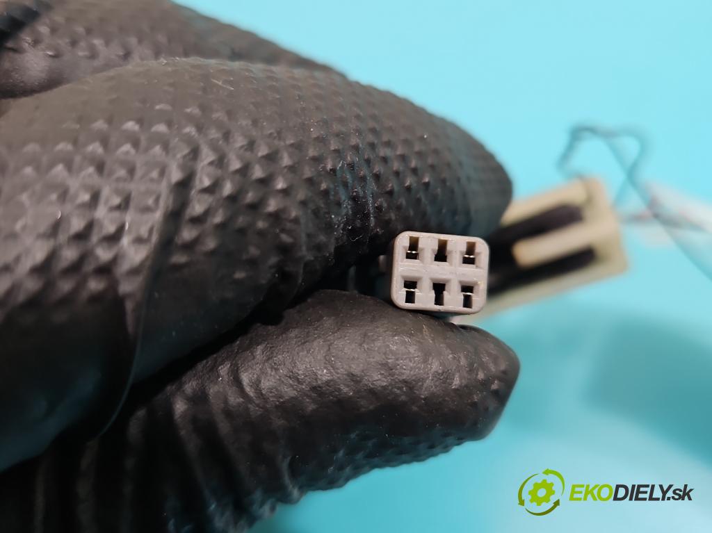 Hyundai I40 1.7 crdi 116 HP manual 85 kW 1685 cm3 5- rukoväť predné ľavé mimo:  (Kľučka dverí vonkajšia predná ľavá)