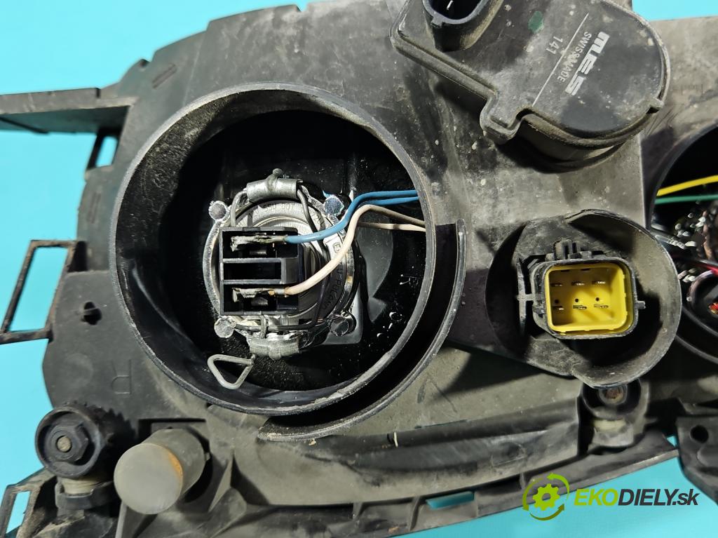 Toyota Avensis I T22 1997-2003 1.6 vvti 110 HP manual 81 kW 1598 cm3 4- Reflektor: pravý  (Svetlo predné pravé)