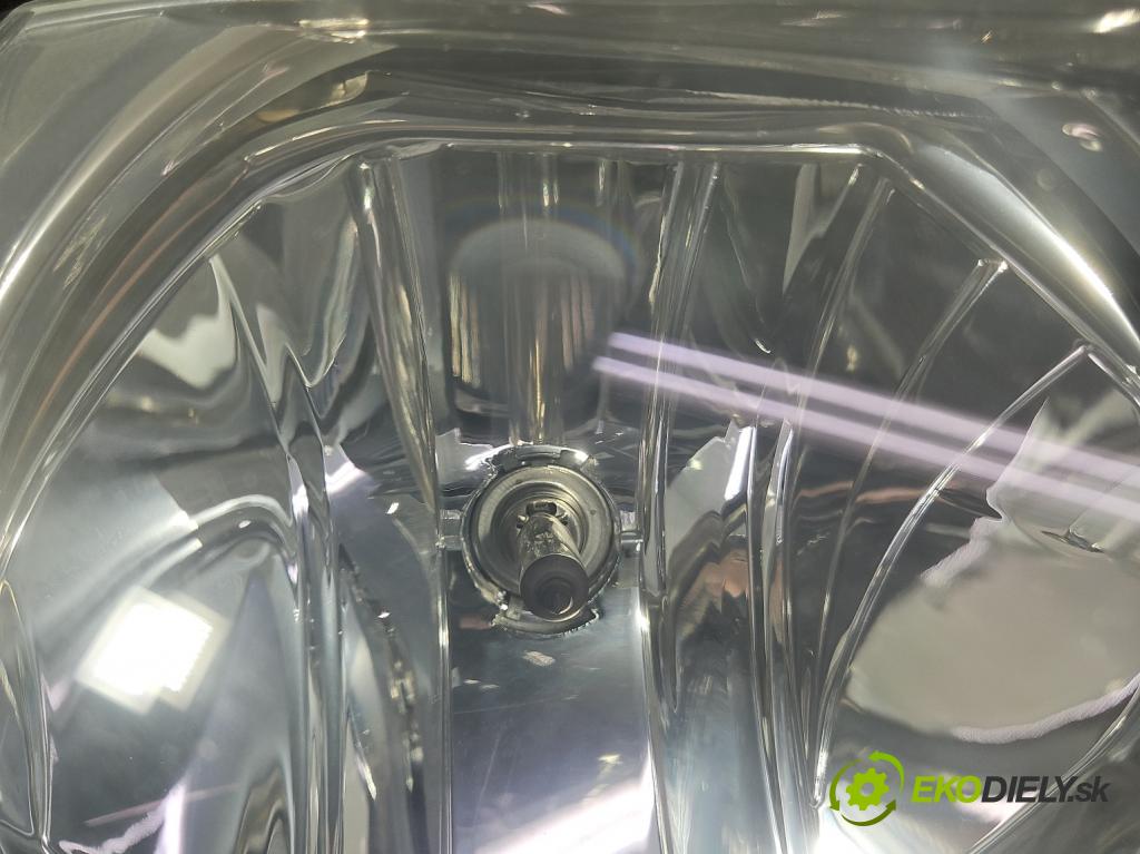 Toyota Avensis I T22 1997-2003 1.6 vvti 110 HP manual 81 kW 1598 cm3 4- Reflektor: pravý  (Svetlo predné pravé)