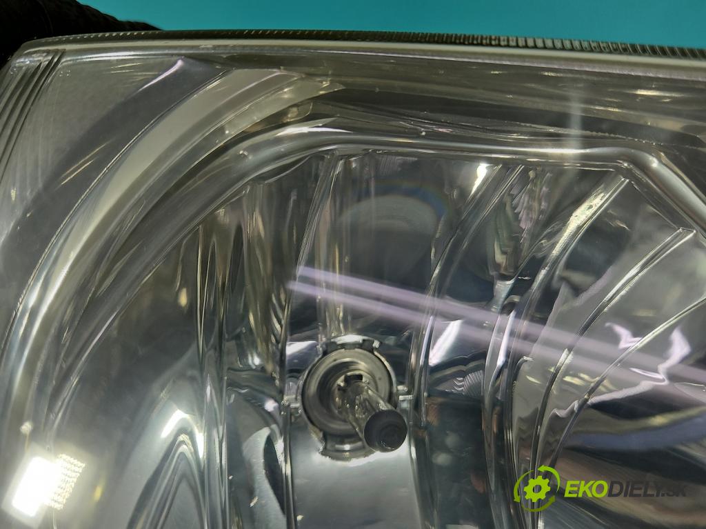 Toyota Avensis I T22 1997-2003 1.6 vvti 110 HP manual 81 kW 1598 cm3 4- Reflektor: pravý  (Svetlo predné pravé)