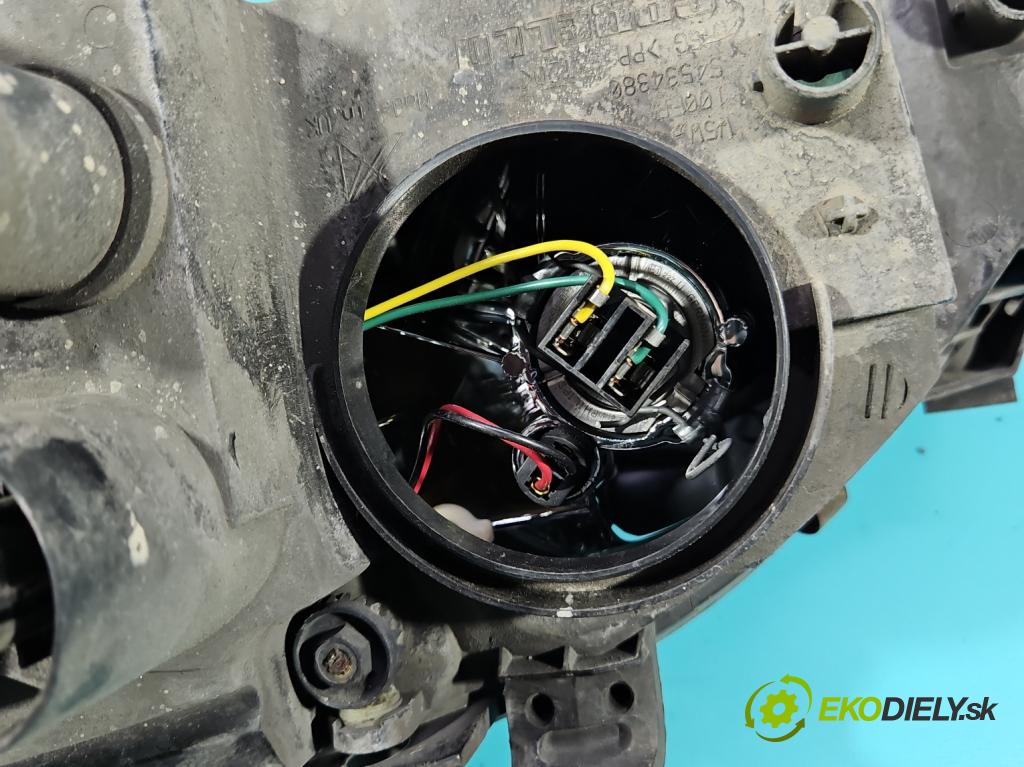 Toyota Avensis I T22 1997-2003 1.6 vvti 110 HP manual 81 kW 1598 cm3 4- Reflektor: pravý  (Svetlo predné pravé)