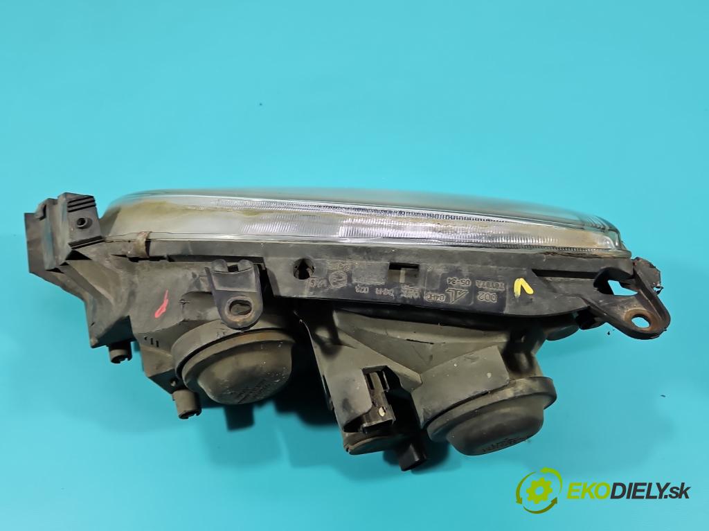 Toyota Avensis I T22 1997-2003 1.6 vvti 110 HP manual 81 kW 1598 cm3 4- Reflektor: pravý  (Svetlo predné pravé)