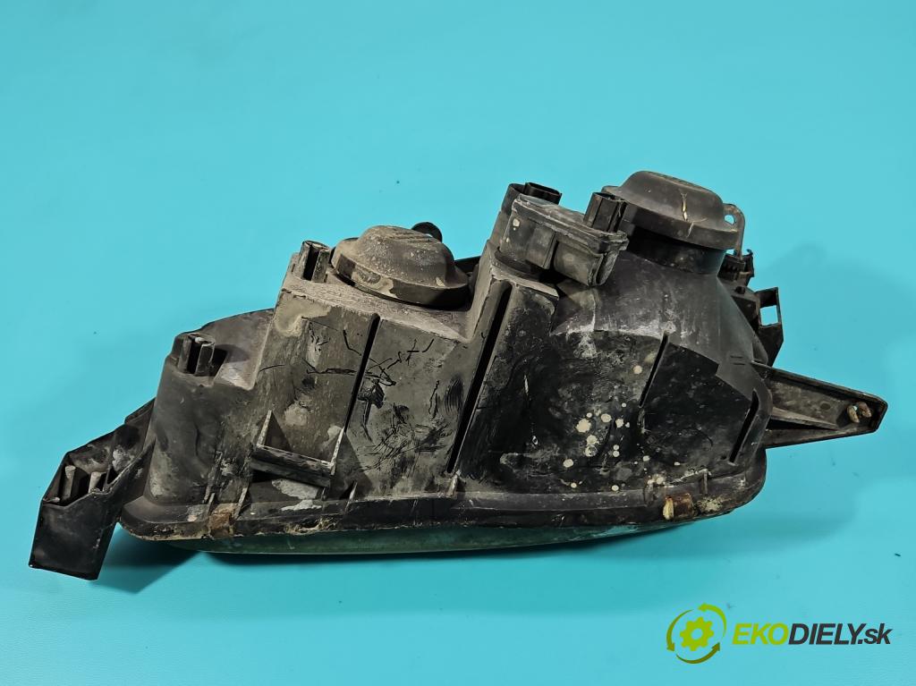 Toyota Avensis I T22 1997-2003 1.6 vvti 110 HP manual 81 kW 1598 cm3 4- Reflektor: pravý  (Svetlo predné pravé)