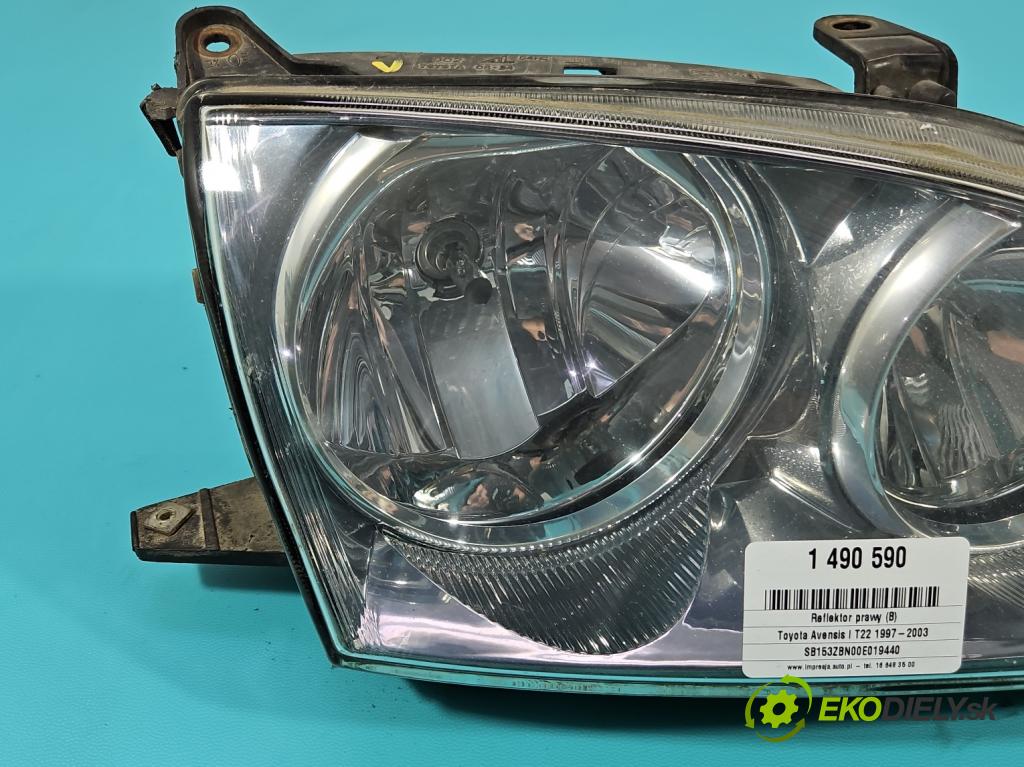 Toyota Avensis I T22 1997-2003 1.6 vvti 110 HP manual 81 kW 1598 cm3 4- Reflektor: pravý  (Svetlo predné pravé)