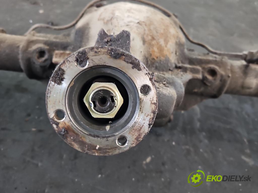 Polonez Caro / Atu 1.6 87 HP manual 64 kW 1598 cm3 5- Most: zadní: