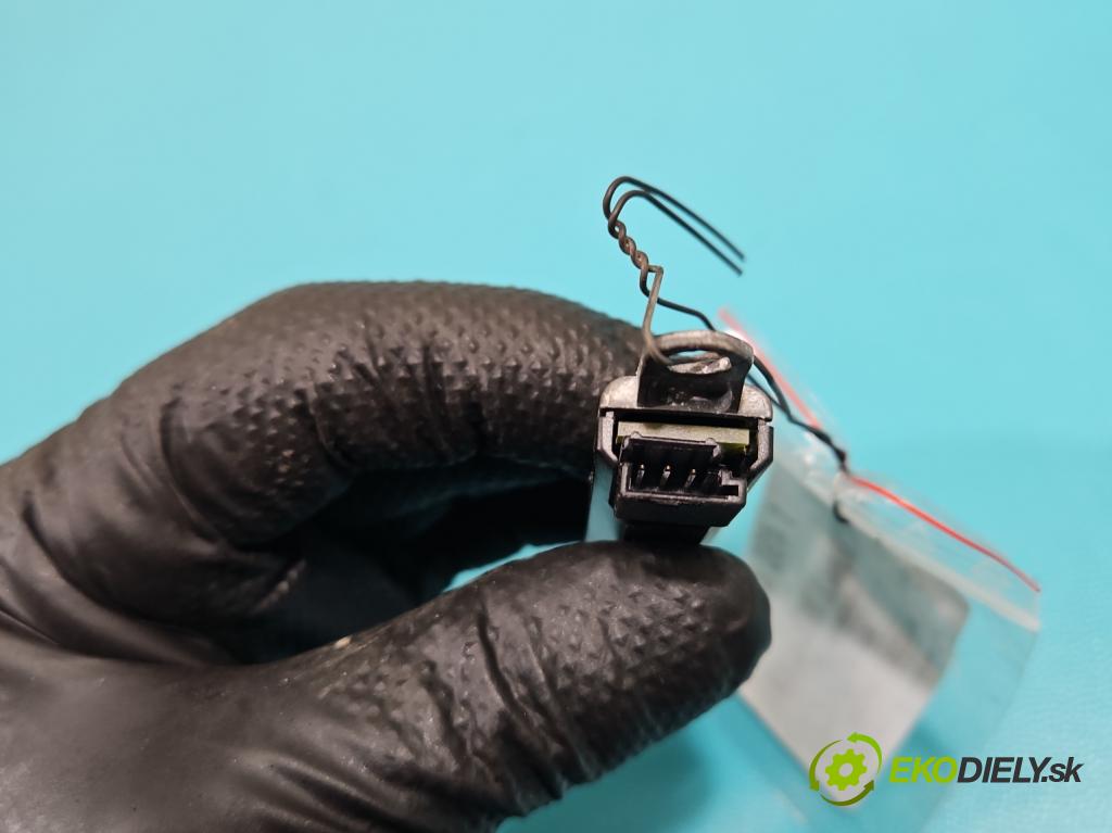 Audi A2 1.4 16V 75 HP manual 55 kW 1390 cm3 5- Zesilovač: 8Z0035225 (Zosilňovač)