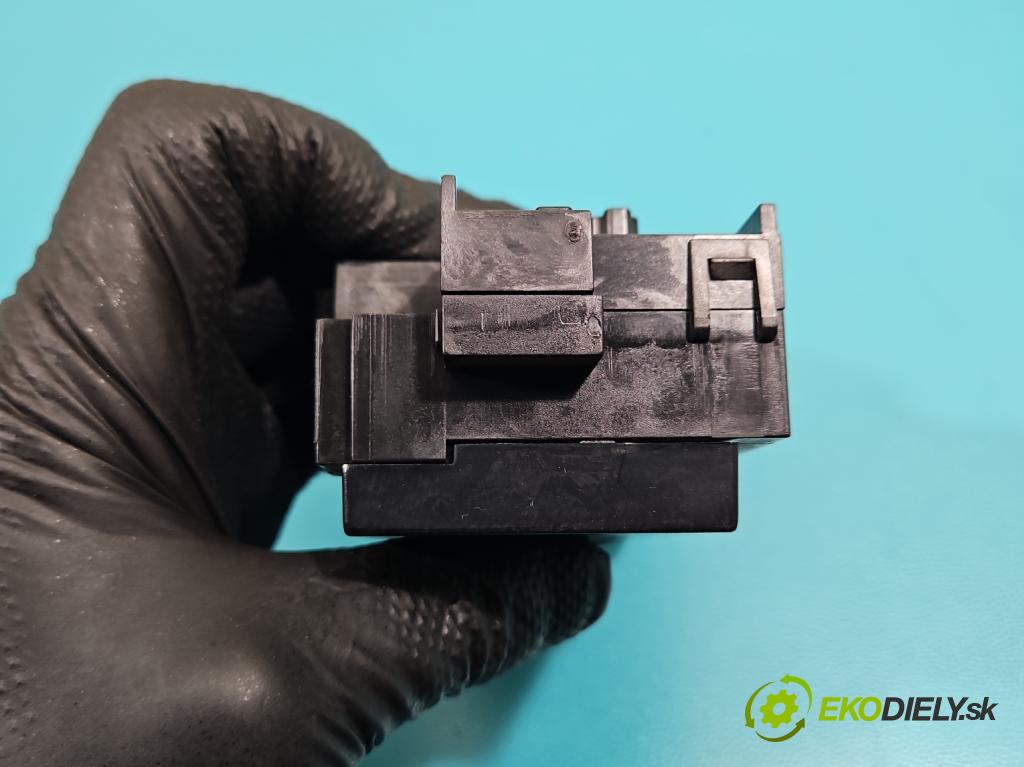 Vw Passat B7 2010-2014 2.0 tdi 140 HP automatic 103 kW 1968 cm3 5- Spínačka 3C0905843AE (Spínacia skrinka)