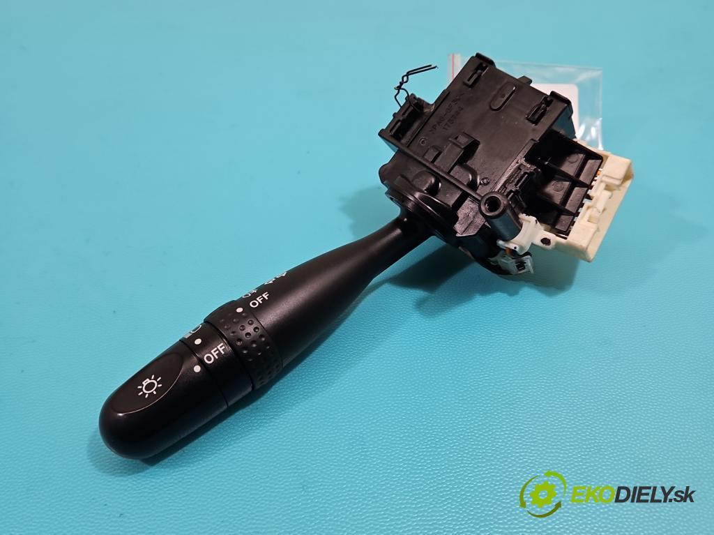 Suzuki Grand Vitara II 2005-2014 2.0 16V 140 HP manual 103 kW 1995 cm3 5- prepínač smeroviek 173744 (Prepínacie páčky pod volantom)