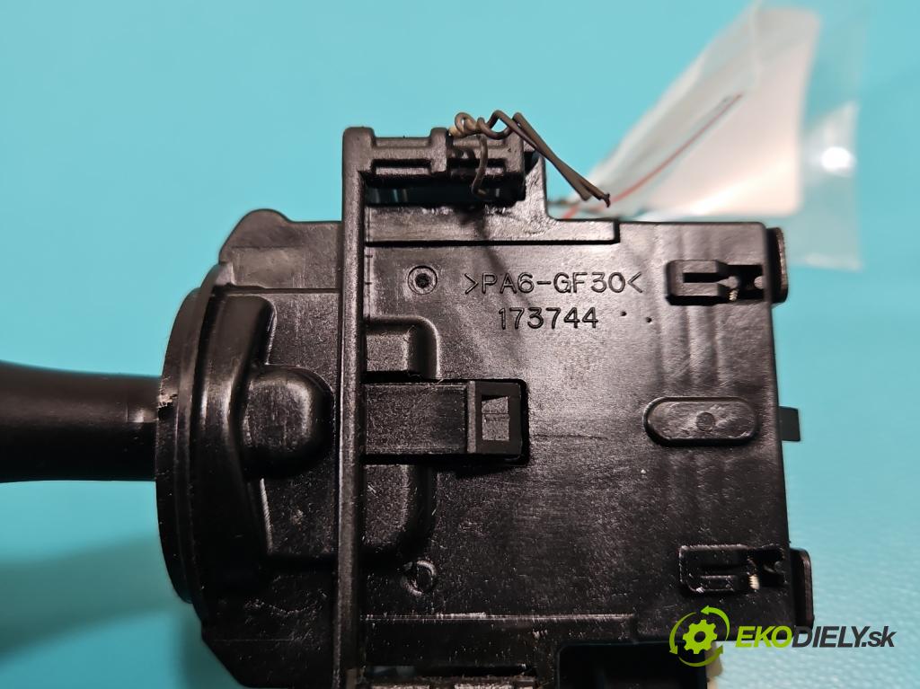 Suzuki Grand Vitara II 2005-2014 2.0 16V 140 HP manual 103 kW 1995 cm3 5- prepínač smeroviek 173744 (Prepínacie páčky pod volantom)