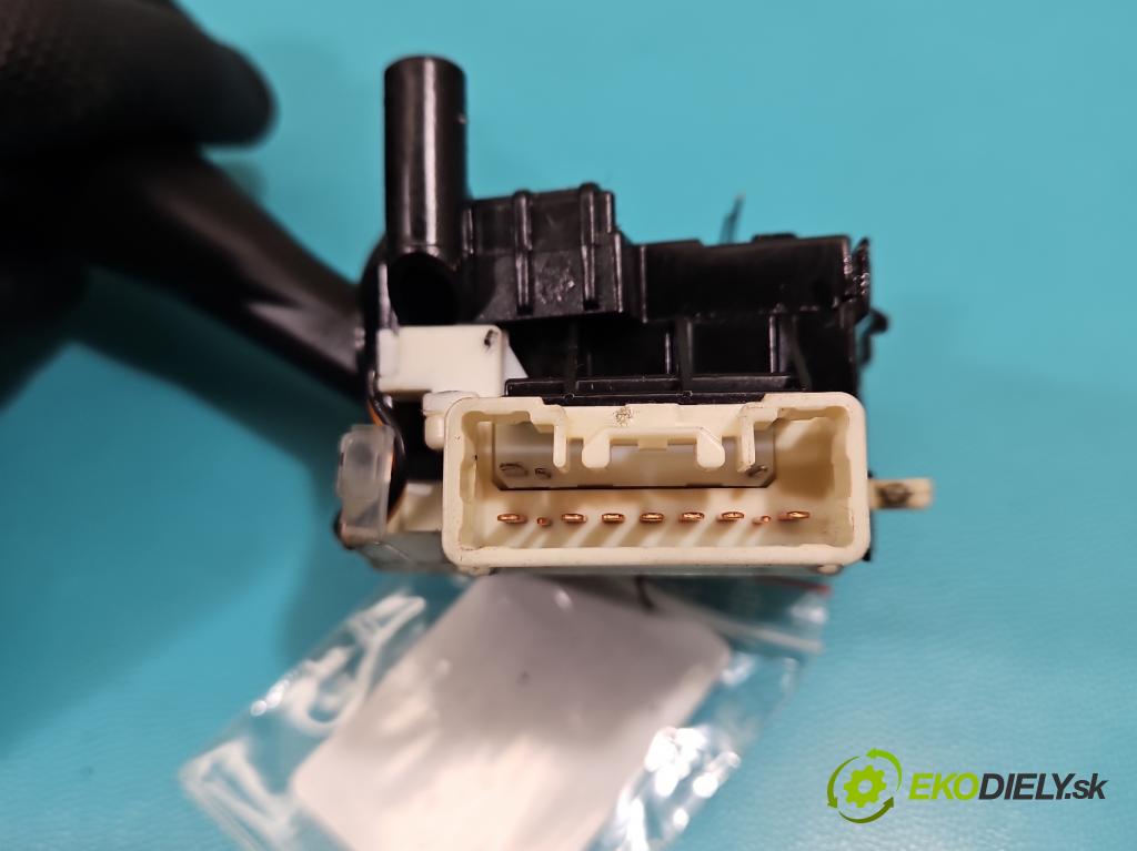 Suzuki Grand Vitara II 2005-2014 2.0 16V 140 HP manual 103 kW 1995 cm3 5- prepínač smeroviek 173744 (Prepínacie páčky pod volantom)