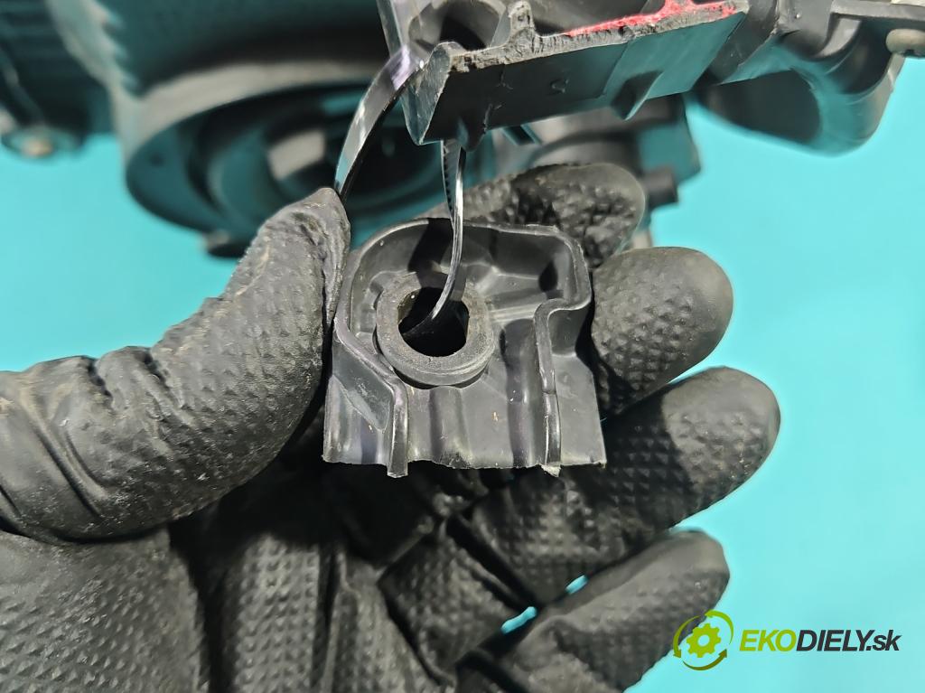 Honda Jazz III 2008-2014 1.3 16V 99 HP manual 73 kW 1339 cm3 5- Reflektor: pravý  (Svetlo predné pravé)