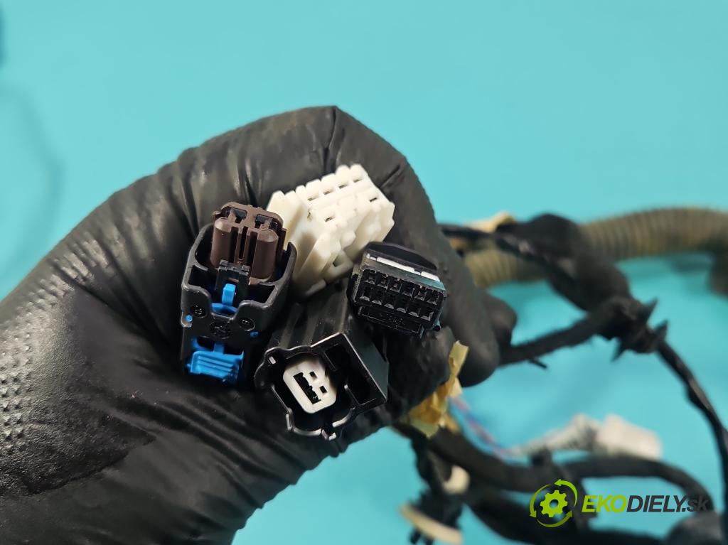 Dacia Duster II 2018-2024 1.6 16V 114 HP manual 84 kW 1598 cm3 5- Zväzok: dvere predné pravých 241247638R