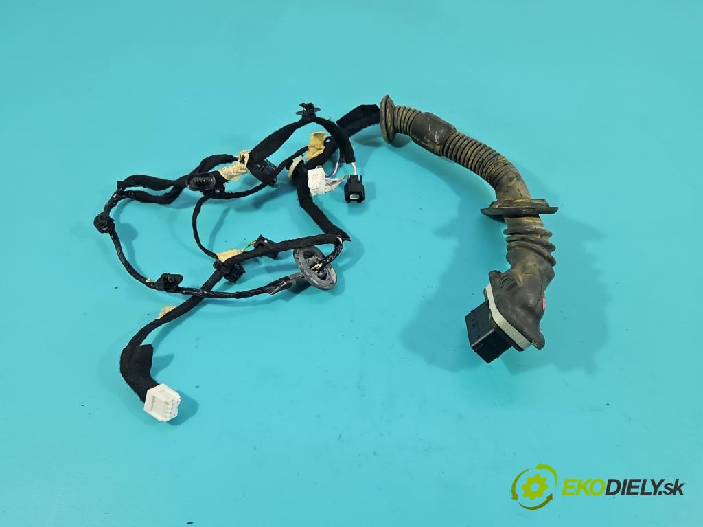 Dacia Duster II 2018-2024 1.6 16V 114 HP manual 84 kW 1598 cm3 5- Zväzok: dvere predné pravých 241247638R