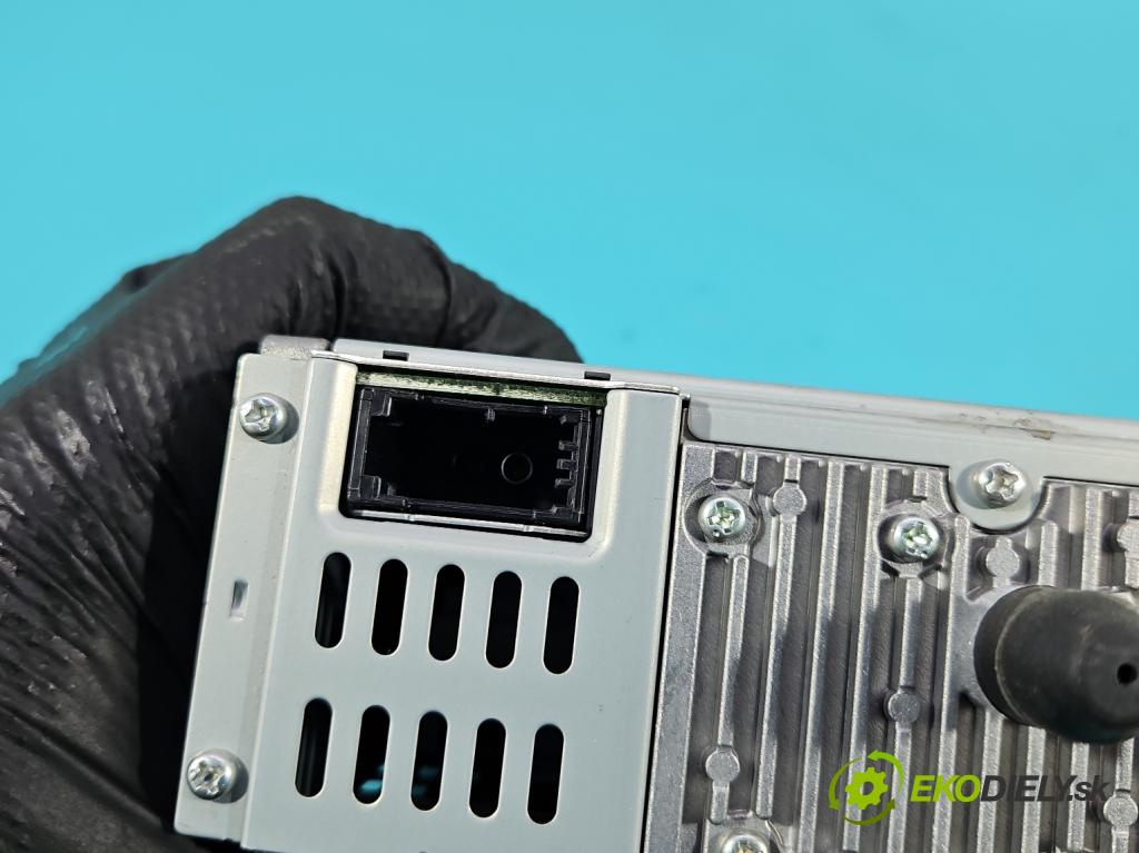 Volvo V50 2.0d 136hp manual 100 kW 1997 cm3 5- Radio továrna: 31210414AA