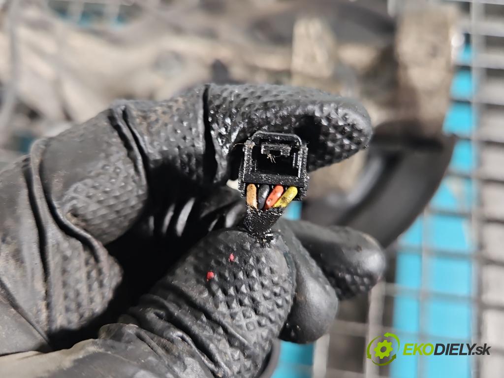 Audi A4 B7 2004-2008 1.9 tdi 116 hp manual 85 kW 1896 cm3 5- náboj levé  (Náboj kola)