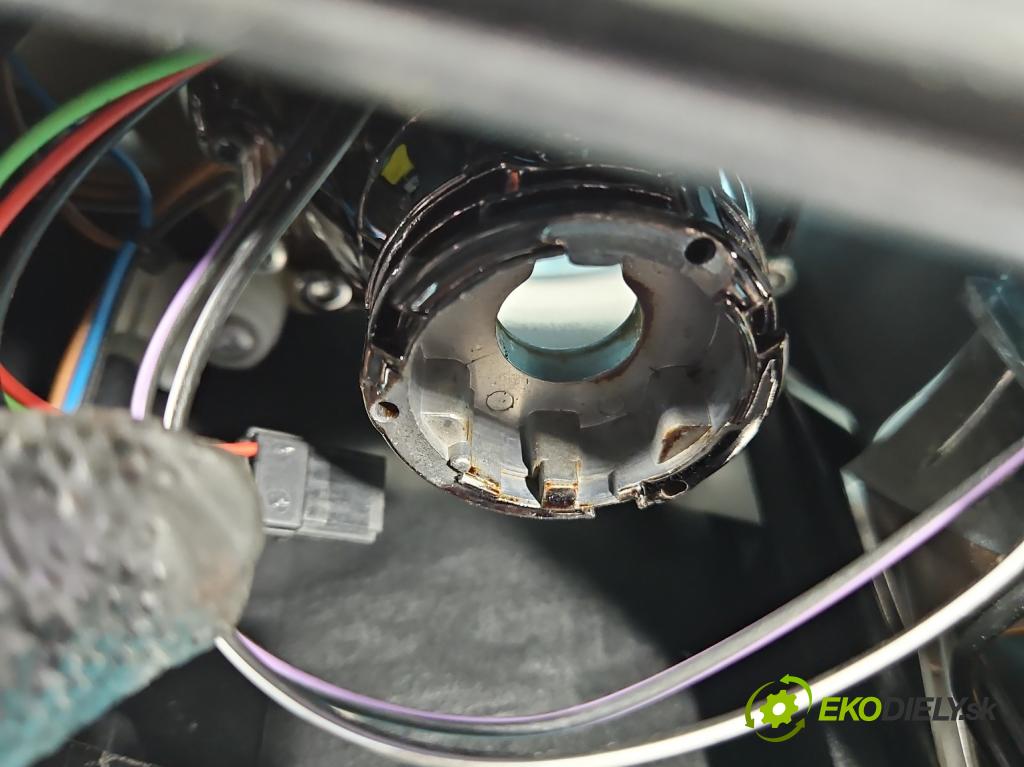 Volvo V50 2.0d 136 HP manual 100 kW 1997 cm3 5- Reflektor: ľavý 30698889 (Kľučka dverí ostatné)