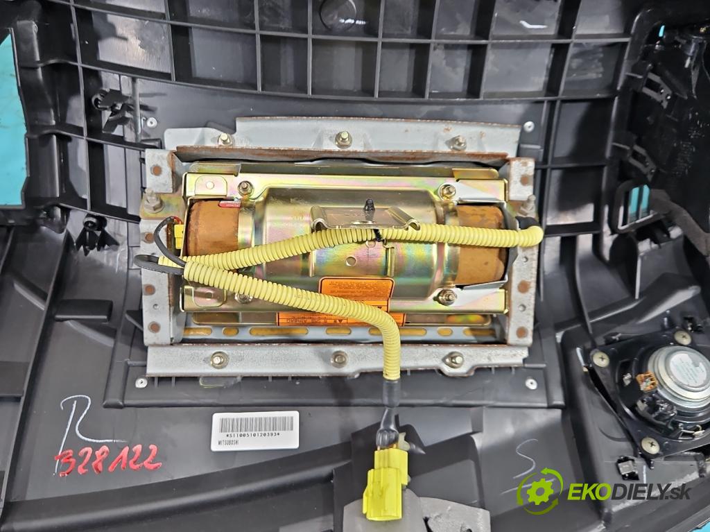 Infiniti FX I 2003-2008 3.5 V6 280KM: automatic 206 kW 3498 cm3 5- kokpit,pristrojová doska rozdeľovacia