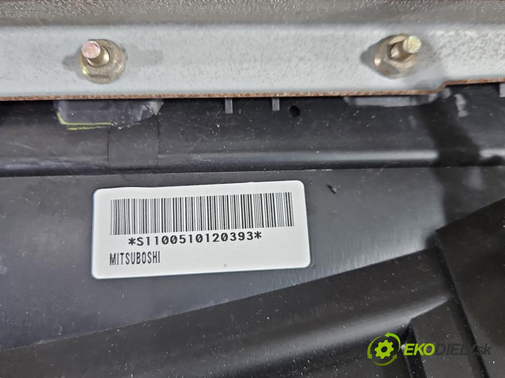 Infiniti FX I 2003-2008 3.5 V6 280KM: automatic 206 kW 3498 cm3 5- kokpit,pristrojová doska rozdeľovacia