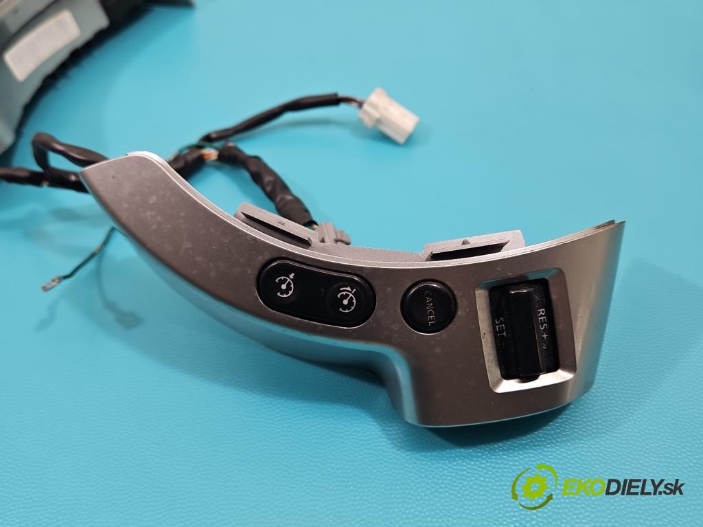 Nissan Qashqai I J10 2006-2013 1.5 dci 106 HP manual 78 kW 1461 cm3 5- prepínač multifunkční: řízení:  (Prepínacie páčky pod volantom)