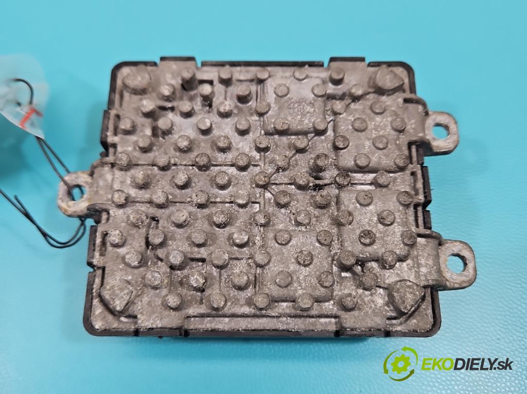 Mitsubishi Outlander III 2012-2022 2.4 135 HP automatic 99 kW 2360 cm3 5- střídač: xenon  (Riadiaca jednotka xenónu)