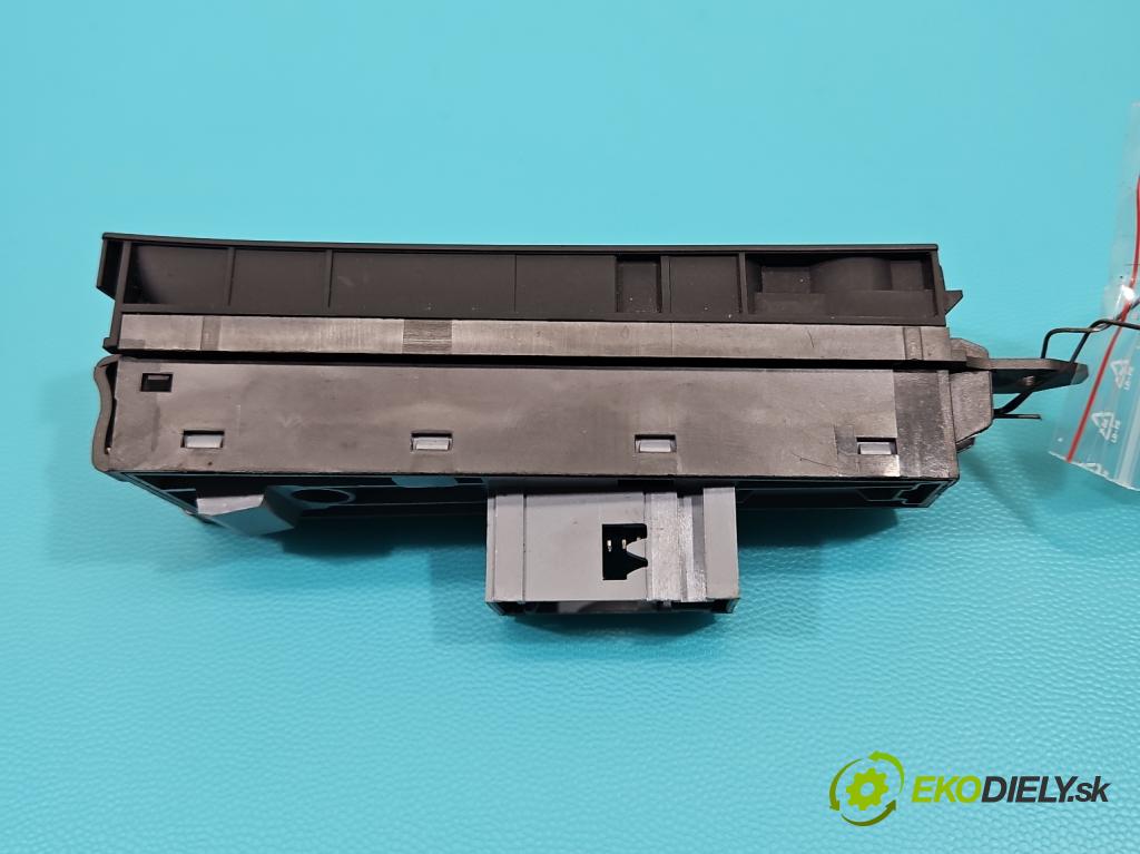 Vw Passat B7 2010-2014 2.0 TSI 211KM automatic 155 kW 1984 cm3 4- prepínač brzda: ručný 3AB927137 (Prepínacie páčky pod volantom)