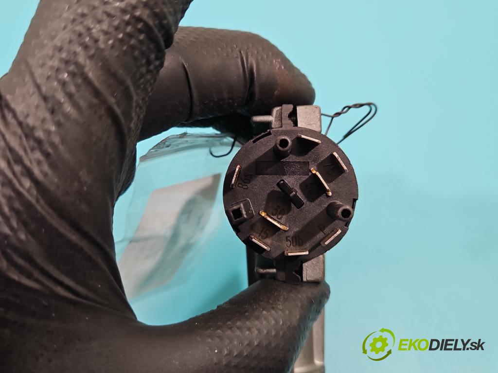 Audi 80 B4 1991-1994 2.0 90 HP manual 66 kW 1984 cm3 4- Spínačka 893905851D (Spínacia skrinka)