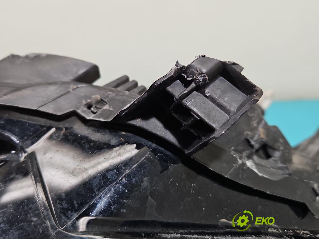 Renault Megane IV 2016-2024 1.3 116 HP manual 85 kW 1332 cm3 5- Reflektor: pravý 260108478R (Svetlo predné pravé)