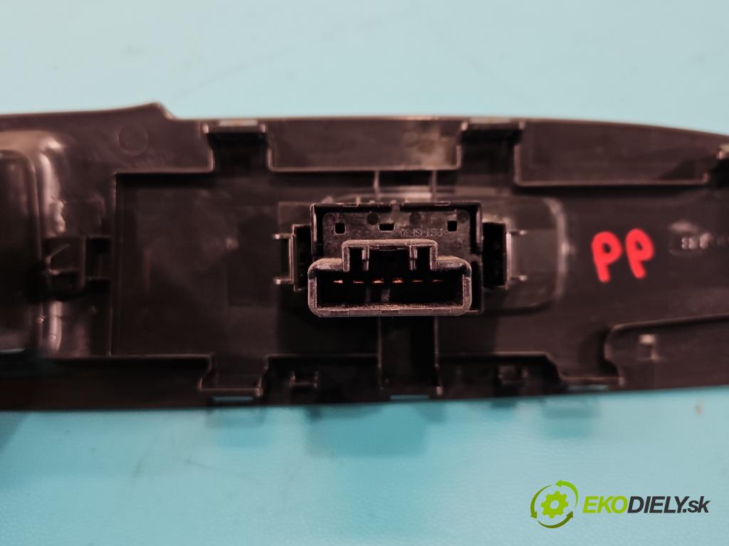 Mitsubishi Outlander III 2012-2022 2.4 135 hp automatic 99 kW 2360 cm3 5- lišta ozdobná interiéry: 8002C896