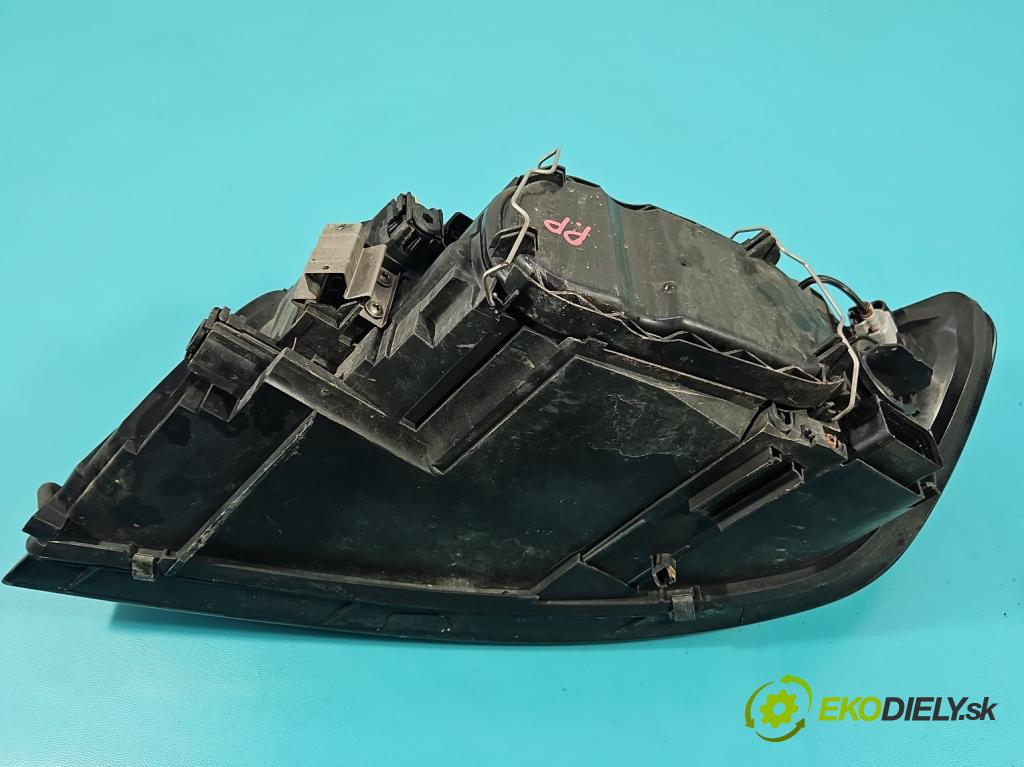 Volvo V50 2.0d 133 HP manual 98 kW 1997 cm3 5- Reflektor: pravý 30698886 (Svetlo predné pravé)