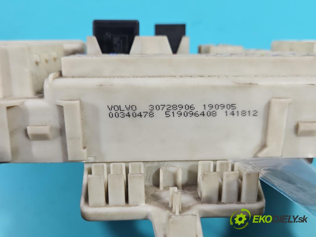 Volvo V50 2.0d 133 hp manual 98 kW 1997 cm3 5- skříňka pojistková 30728906 (Pojistková skříňka)