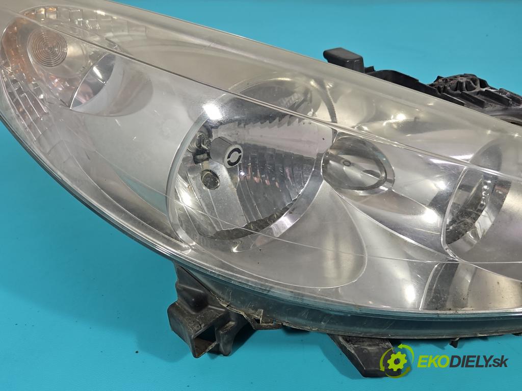 Peugeot 207 1.4 16V 88 HP manual 65 kW 1360 cm3 5- Reflektor: pravý 9649986180 (Svetlo predné pravé)