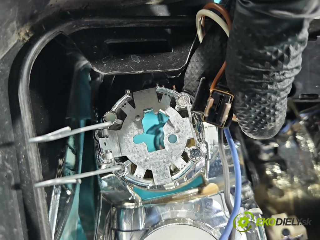 Fiat Stilo 1.9 jtd 120 HP manual 88 kW 1910 cm3 5- Reflektor: pravý 517127100 (Svetlo predné pravé)