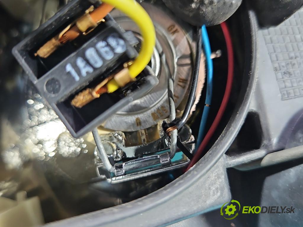 Fiat Stilo 1.9 jtd 120 HP manual 88 kW 1910 cm3 5- Reflektor: pravý 517127100 (Svetlo predné pravé)