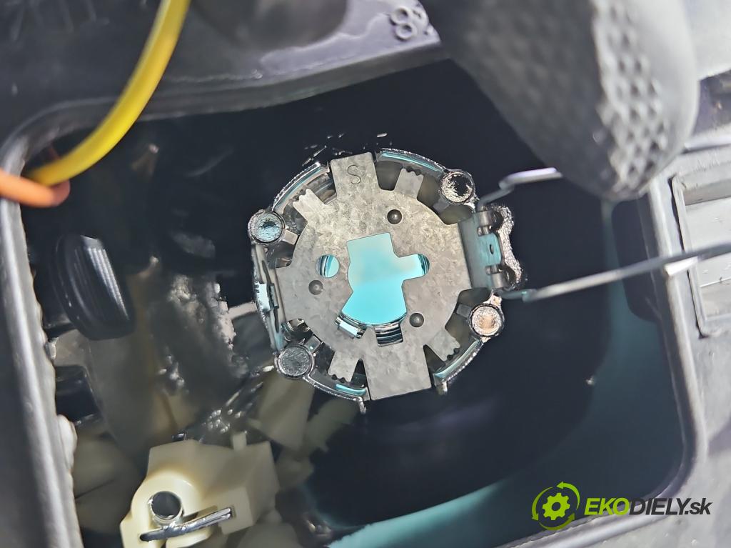 Fiat Stilo 1.9 jtd 120 HP manual 88 kW 1910 cm3 5- Reflektor: pravý 517127100 (Svetlo predné pravé)