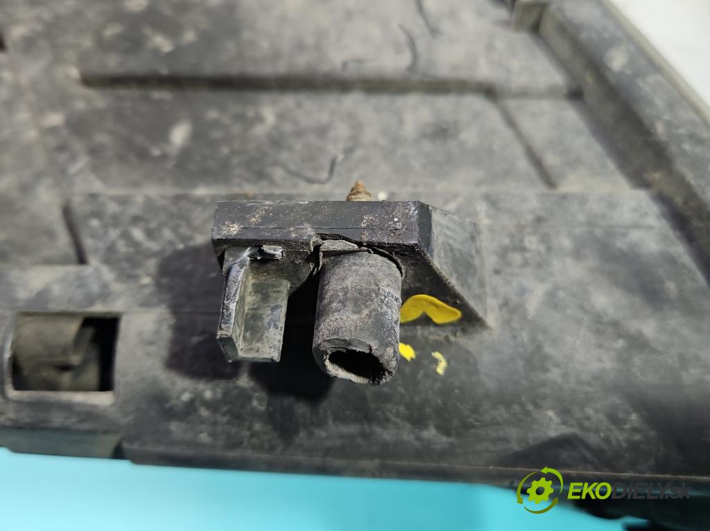 Audi A6 C5 1997-2004 2.5 tdi 155 hp automatic 114 kW 2496 cm3 5- světlo pravý  (Pravé přední světlo)