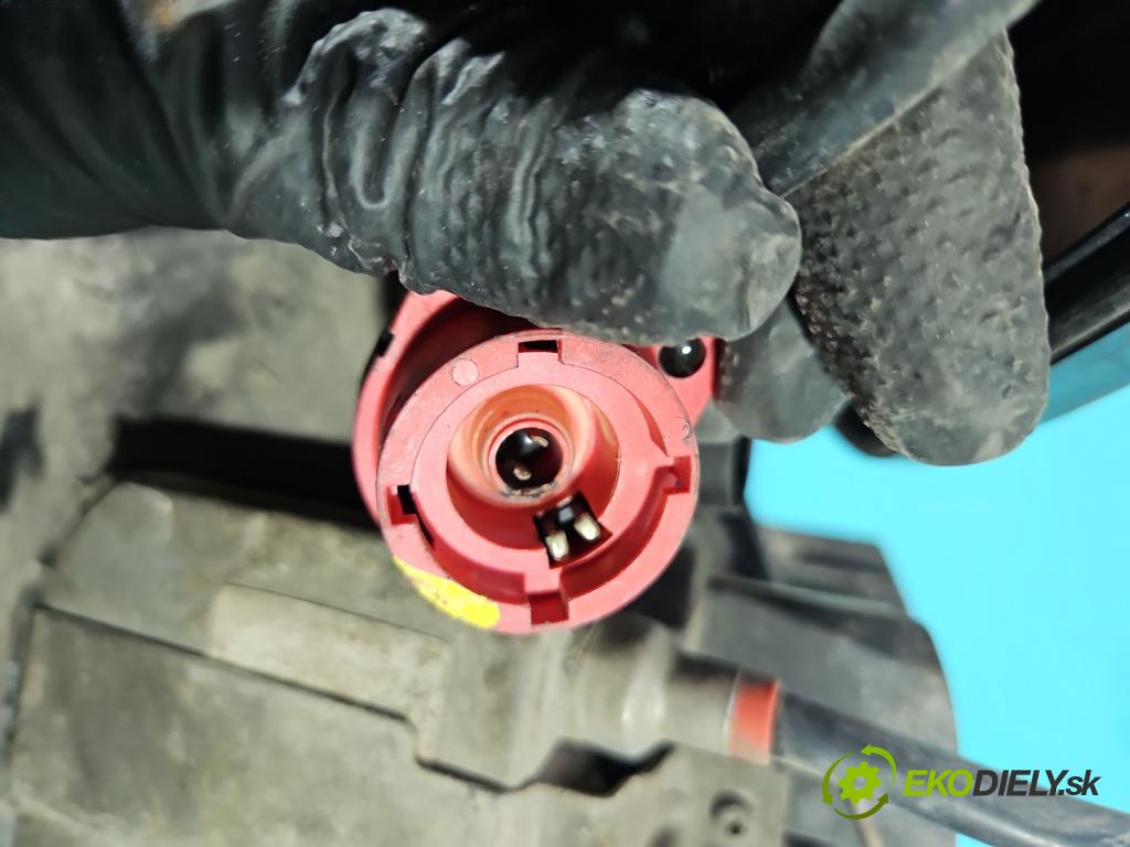 Audi A6 C5 1997-2004 2.5 tdi 155 hp automatic 114 kW 2496 cm3 5- světlo pravý  (Pravé přední světlo)