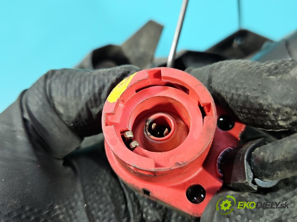 Audi A6 C5 1997-2004 2.5 tdi 155 hp automatic 114 kW 2496 cm3 5- světlo pravý  (Pravé přední světlo)