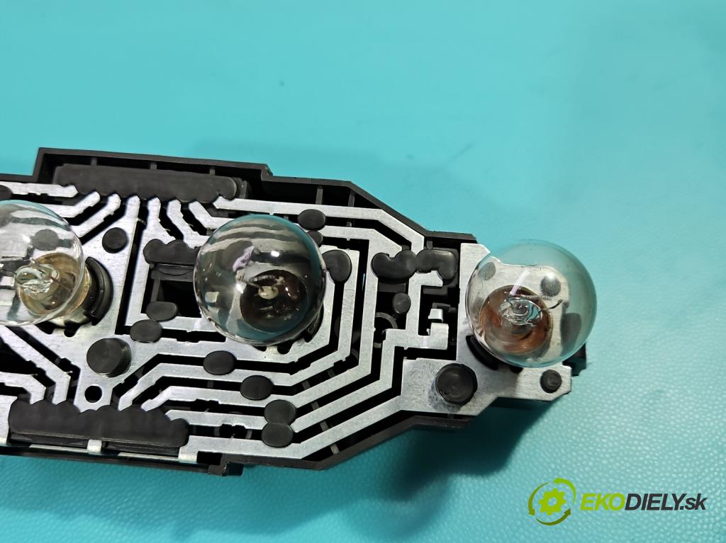 Vw Golf III 1991-1998 1.8 75 hp manual 55 kW 1781 cm3 5- světlo zadní levé 1H9 945 257 (Klika dveří ostatní)