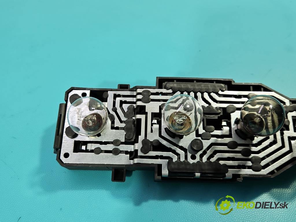 Vw Golf III 1991-1998 1.8 75 hp manual 55 kW 1781 cm3 5- světlo zadní levé 1H9 945 257 (Klika dveří ostatní)