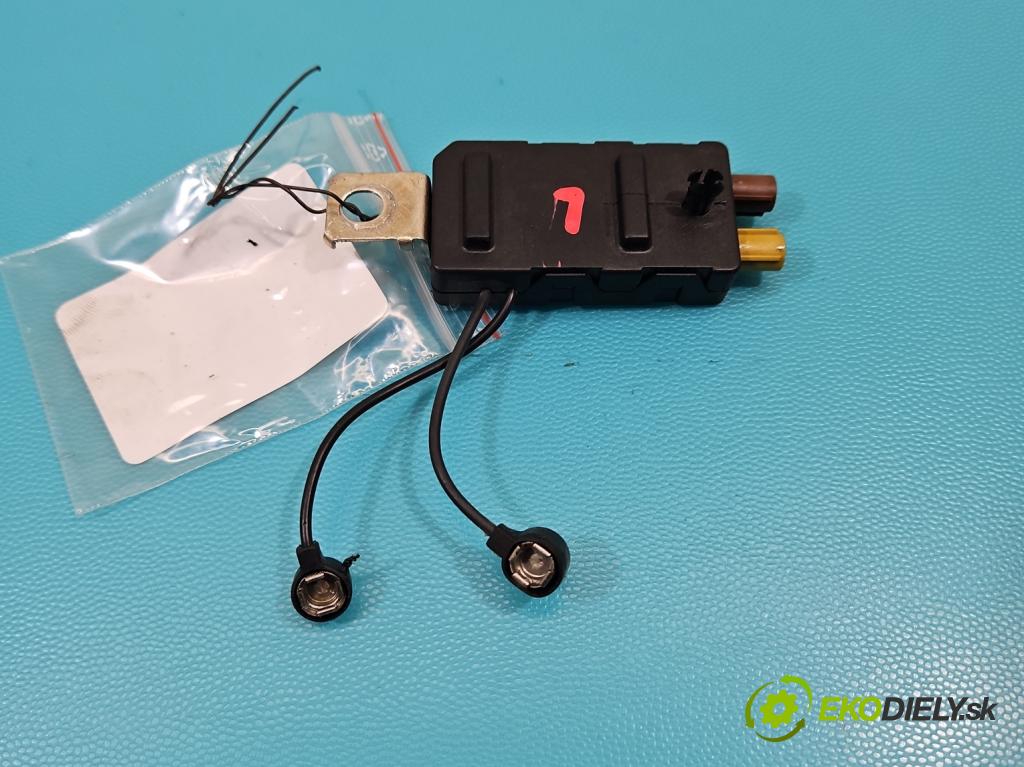 Renault Talisman 2015-2022 1.6 150 HP automatic 110 kW 1618 cm3 4- Zesilovač: 282302896R (Zosilňovač)