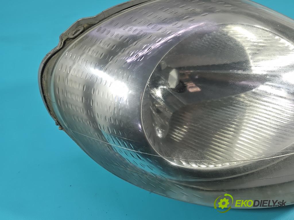 Renault Trafic II 2001-2014 1.9 dci 99 HP manual 73 kW 1870 cm3 5- Reflektor: pravý 7700311372 (Svetlo predné pravé)