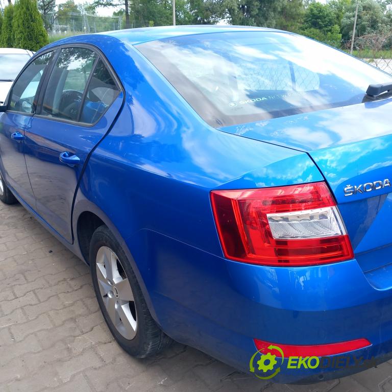 Skoda Octavia III 2013- 2.0 tdi 150 HP manual 110 kW 1968 cm3 5- svetlo / reflektor zadné ľavé 5E5945111A (Kľučka dverí ostatné)