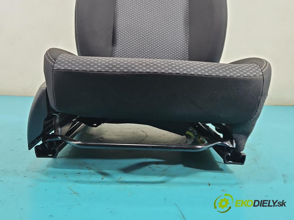 Suzuki Vitara II 2015- 1.5 16V 102 HP automatic 75 kW 1462 cm3 5- Sedačka pravý  (Sedadlo)