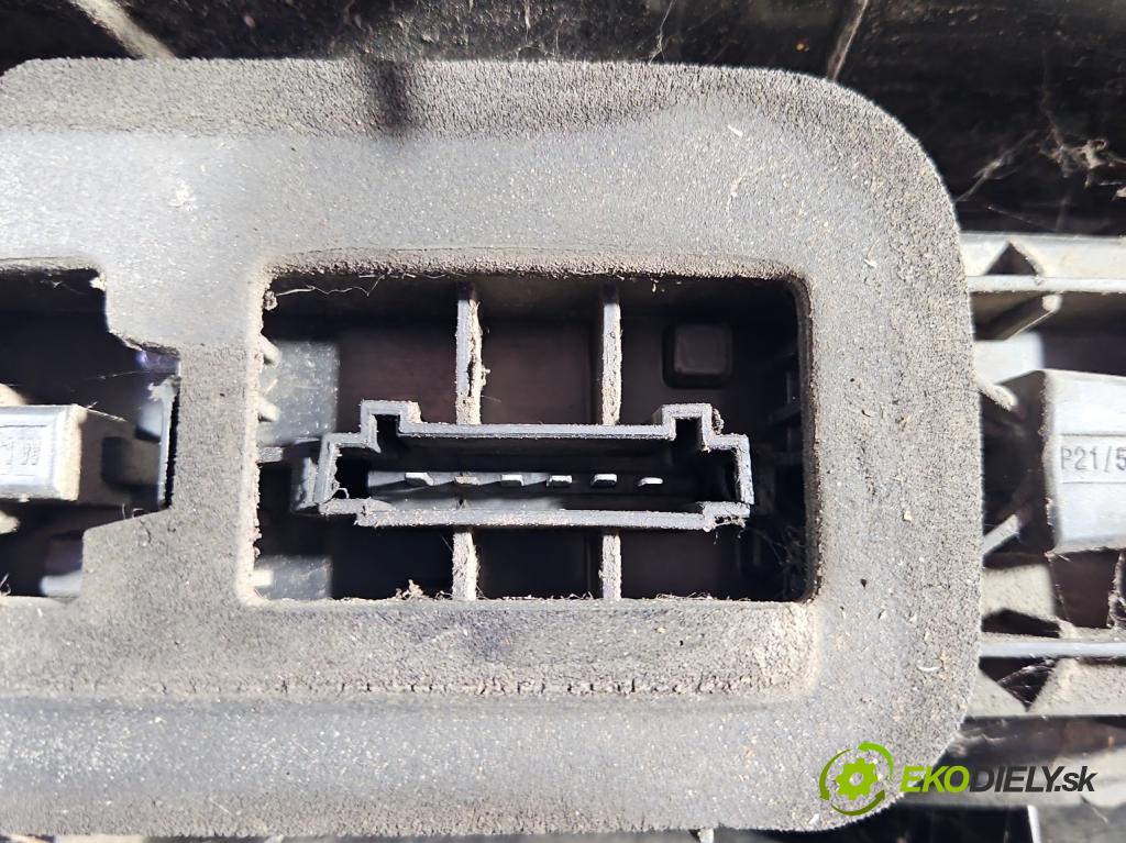 Vw Crafter 2006-2016 2.5 tdi 136hp manual 100 kW 2461 cm3 5- světlo zadní pravé  (Klika dveří ostatní)